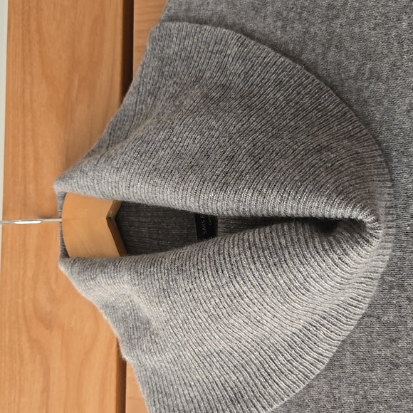 Saks Fifth Avenue Gray 100% Cashmere Ribbed Knit Sweater, Size Small - Picture 4 of 6